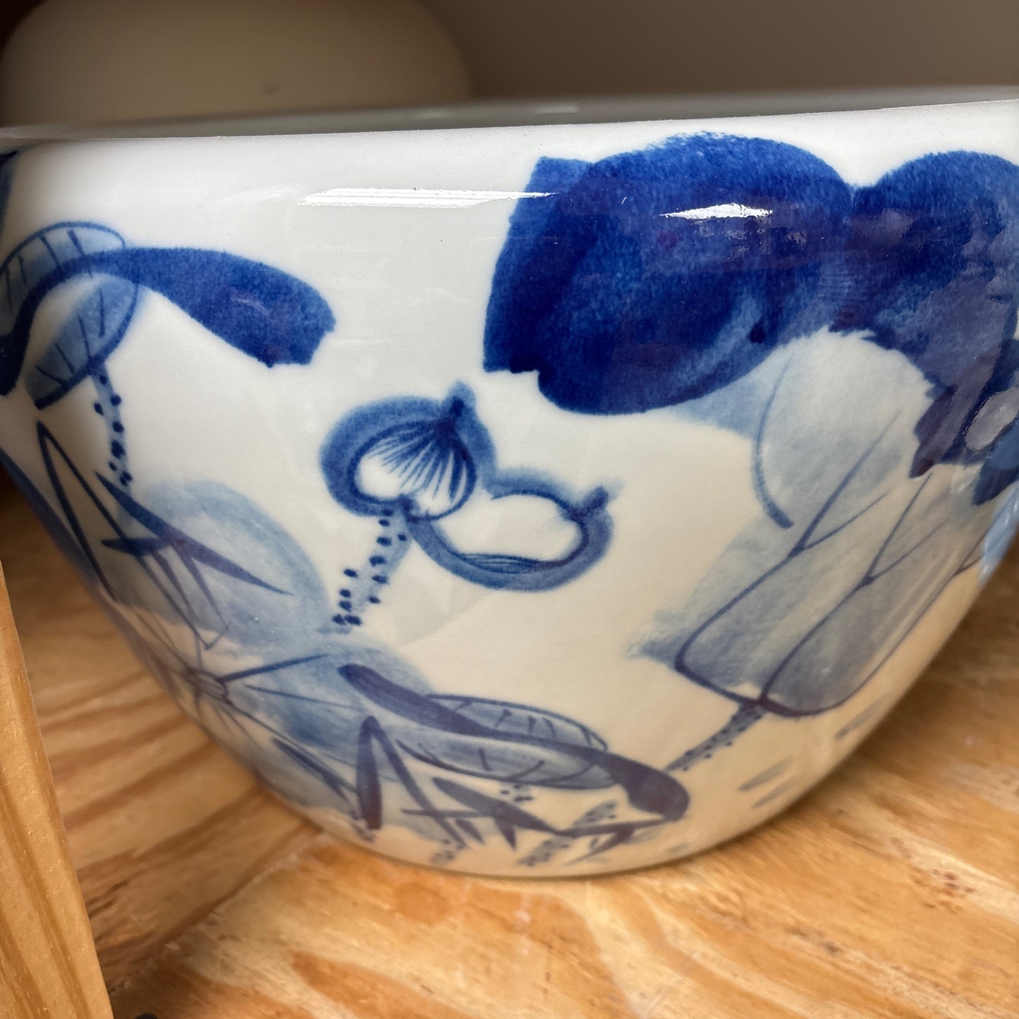 Chinoiserie blue and white pot