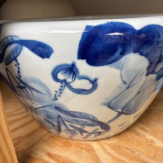 Chinoiserie blue and white pot