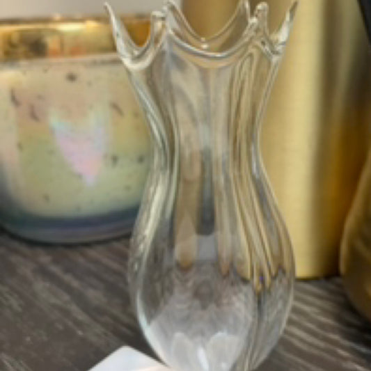 Clear bud vase with crown top